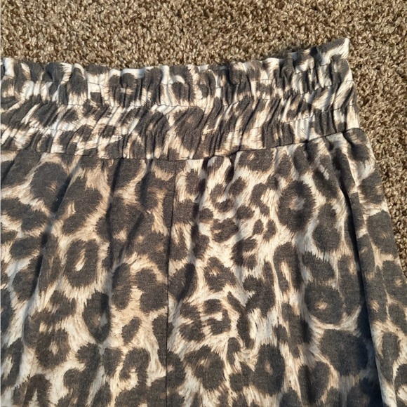 Leopard Print Maximum Skirt - Picture 2 of 3